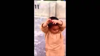 Niño Árabe Bailando Cantua