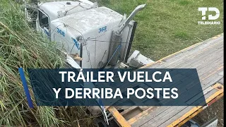 Tráiler vuelca y derriba postes sobre la Carretera Nacional en Allende, NL