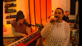 Bad Sounds Ft. Ruti- 'Move Into Me' (EFAVT Live Session)