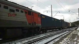 ВЛ85-213 с перегоняемым 2ТЭ10М и грузовым поездом проезжает о.п.Заречье.
