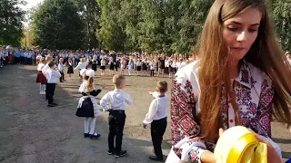 МИ - першокласники!  О, як нам весело гуртом до школи йти!