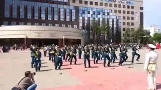 ОРКЕСТР МИНИСТЕРСТВА ОБОРОНЫ КАЗАХСТАНА ИСПОЛНИЛ GANGNAM STYLE НА СТОЛИЧНОЙ ПЛОЩАДИ