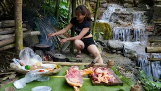 Making rice to invite my brother to open the door for luck - 200 days of bushwalking in the forest