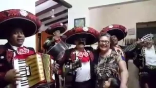 sorpresa de  mama al encontrar a su hijo después de 13 años EL DISFRAZADO DE MARIACHI