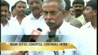 Jagan defies Congress, continues yatra