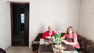 Покликала сусідку. Разом поснідати. Життя на пенсії. Україна.