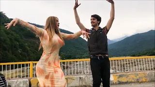ALISHKA Танцует Чеченский Ловзар с Красавицей Из Азербайджана