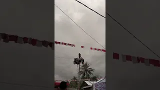 Viral‼️Detik - Detik Peserta Lomba Panjat Pinang Tersambar Petir Saat Tiba Dipuncak ⛈️⚡ #Shorts