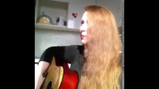 Красивая девушка поет под гитару! КОРОЛЕВА СНЕЖНАЯ (с переводом)/ Russian girl playing guitar