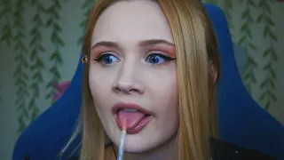 ASMR When the weird girl gets lip gloss (MOUTH SOUNDS/NO TALKING)