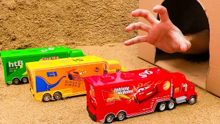 Rescue Lightning Mcqueen  from the pit with crane truck | Toy car stories | ENJO Car Toys