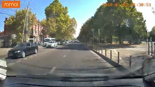 Водитель посчитал, что девушка выбежала под авто и он увидел ее слишком поздно
