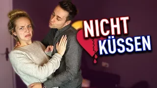 DER NICHT KÜSSEN PRANK ! MEINE FREUNDIN PRANKT MICH ! 😫🙈 Max und Chris