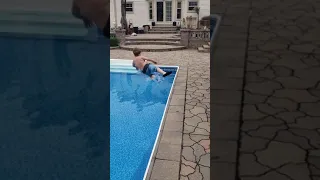 oh sh** there an alligator in the pool!!!