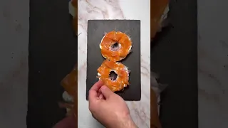 How to properly garnish a smoked salmon bagel