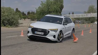 Audi e-tron 2019 - Maniobra de esquiva (moose test) y eslalon | km77.com