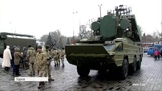 "Армійський контракт": БТРи, зенітні установки і стрілецька зброя на площі Свободи у Харкові