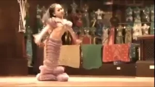 Niña bailando danza arabe 2