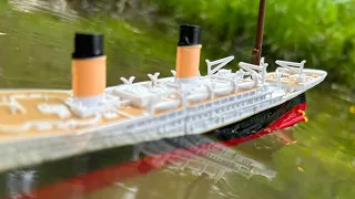 Titanic model sinking in pond🐸