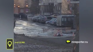 В Саратове на дороге забил гейзер, а в Питере прорыв трубы превратил подъезд в баню