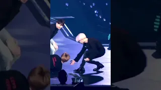 Taehyung pushed Jin!😯Тэхён толкнул Джина! BTS- GROUP 💜