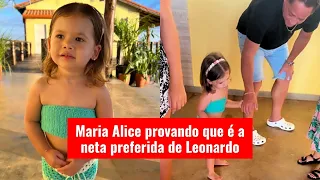 Maria Alice provando que é a neta preferida de Leonardo