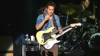 John Mayer Epic: gets guitar from fan during "Gravity" solo, returns it signed and tuned @ Argentina