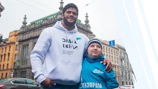 "Davai-Davai": Hulk dancing on Nevsky prospect / «Давай-давай!»: танец Халка на Невском проспекте