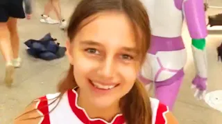 «Привет! Я у мамы на съёмках!»: Внучка Пугачёвой появилась на ВДНХ в белых шортах и топе с рюшами