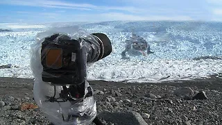 Der Mann richtet seine Kamera auf Eis und hält das Unmögliche auf Band fest...