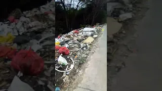 Buang sampah disini nih pinggiran kali cbL/cikarang