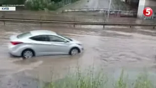 Затоплене метро, повалені дерева, побиті авто: Київ накрила потужна злива - наслідки негоди