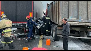 Два грузовика раздавили легковушку Дтп в Ростовской области