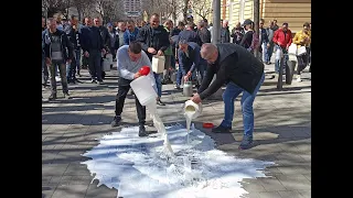 Млекари на протесту у Шапцу просули млеко