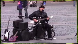 Кино «Пачка Сигарет» на Дворцовой площади / Musician in St. Petersburg