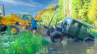 Эвакуация утонувшего грузовика ЗИЛ 131 на бездорожье Двумя экскаваторами. Болото ошибок не прощает!