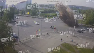 Мощный прорыв трубы на оживлённом перекрёстке в Кемерове. Паре с коляской чудом удалось увернуться