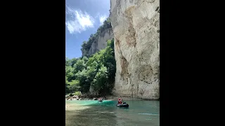 Aider une personne à remonter dans son packraft