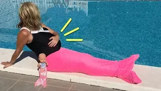 Mi bebé Lola y su Mamá embarazada quieren ser sirenas en la piscina