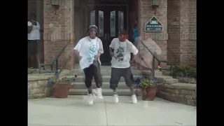 Танцы: Эти парни танцуют везде (These guys dance even on the road)