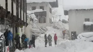 ÖSTERREICH UND SÜDTIROL: Alpenregion versinkt unter Schneemassen