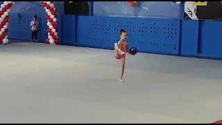Риана на соревнованиях по гимнастике, упражнение с мячиком.