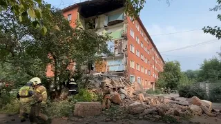 В Омске обрушился угол дома в пятиэтажке. ⚠️ Под завалами ищут людей 12.08.2022 #омск