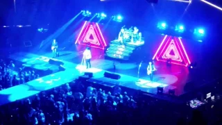 Def Leppard: "Man Enough" (Live from the Mohegan Sun Arena 4/12/2017)