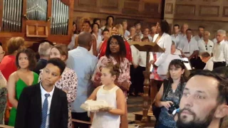 Nathalie entre dans l'église  avec son Papa Joseph.