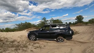 Два Mitsubishi pajero 4 по песку на стравленых колесах.