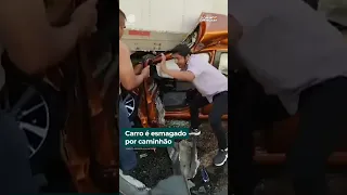 Carro de luxo é esmagado por caminhão | #shorts