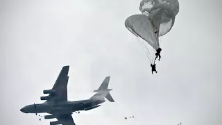 Схождение парашютистов-десантников в воздухе. (Неудачный прыжок с парашютом)