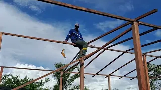 colocando os caibros para finalizar a nossa estufa