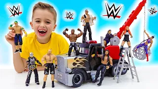 Vlad e Niki praticam esportes juntos com brinquedos da WWE e ficam mais fortes